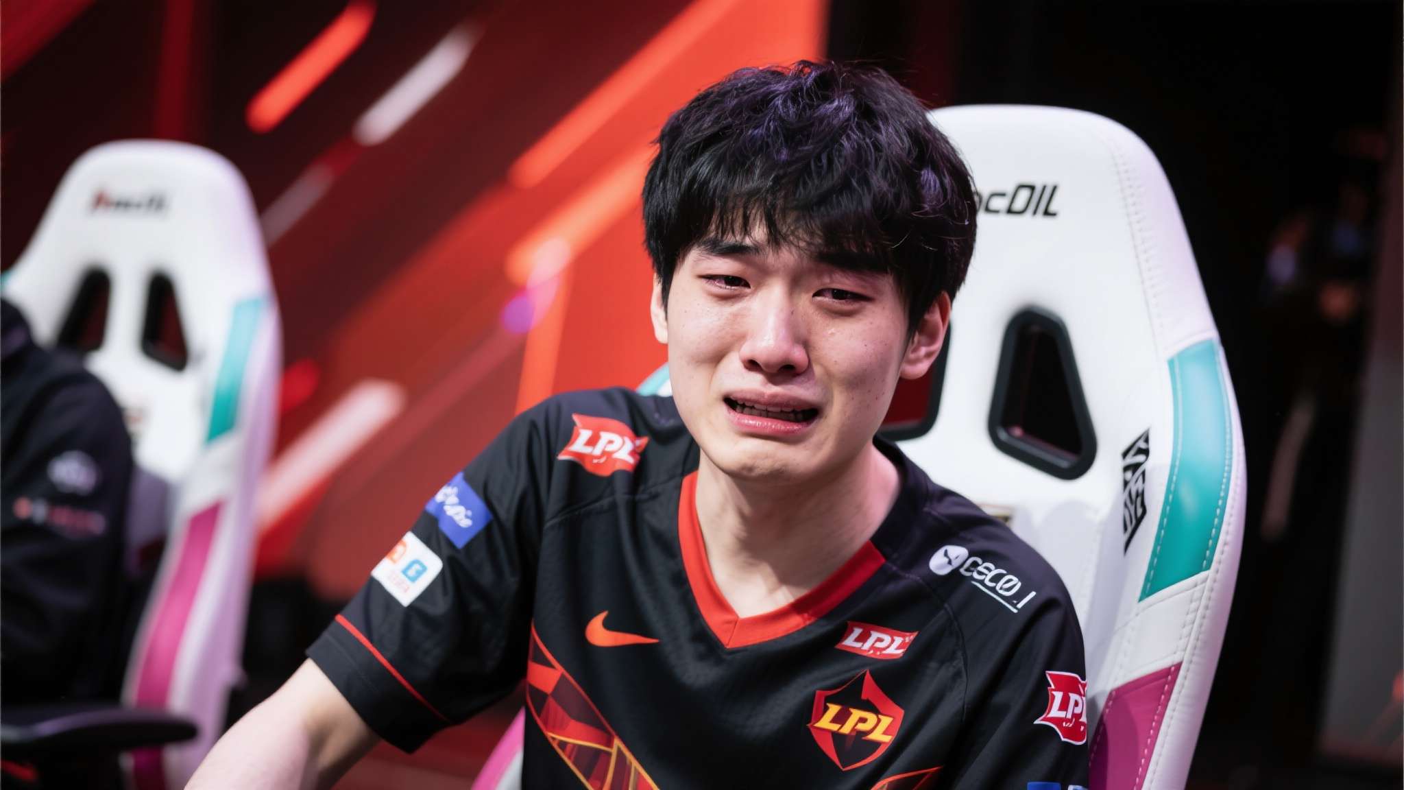 违规签约致天价赔偿 Scout表态此生不再重返LPL! 面对外界的种种猜测与压力,Scout本人的态度出乎许多人意料——他公开表示,此生